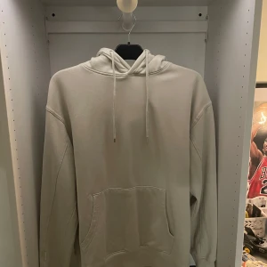 Beige hoodie från Studio Total - Säljer en stilren beige hoodie från Studio Total i storlek M. Hoodien har en klassisk känguruficka framtill, dragsko i huvan och är tillverkad i mjuk bomullsblandning. Perfekt för en chill och avslappnad look. Aldrig använd