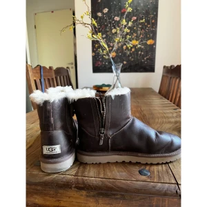 Bruna UGG boots med fårskinn ankelboots fodrade kängor  40 - Fina Uggs, mörkbruna. Fodrade. Lite använda, se närbilder på lädret. Storlek 40. Ugg kan vara små i storlek, jag rekommenderar att köpa dessa om man har stl 39-39,5