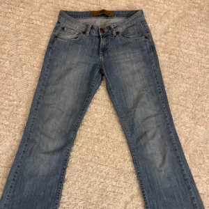 Lågmidjade bootcut jeans - Snygga lågmidjade blåa bootcut jeans🩵 säljer fler på min profil