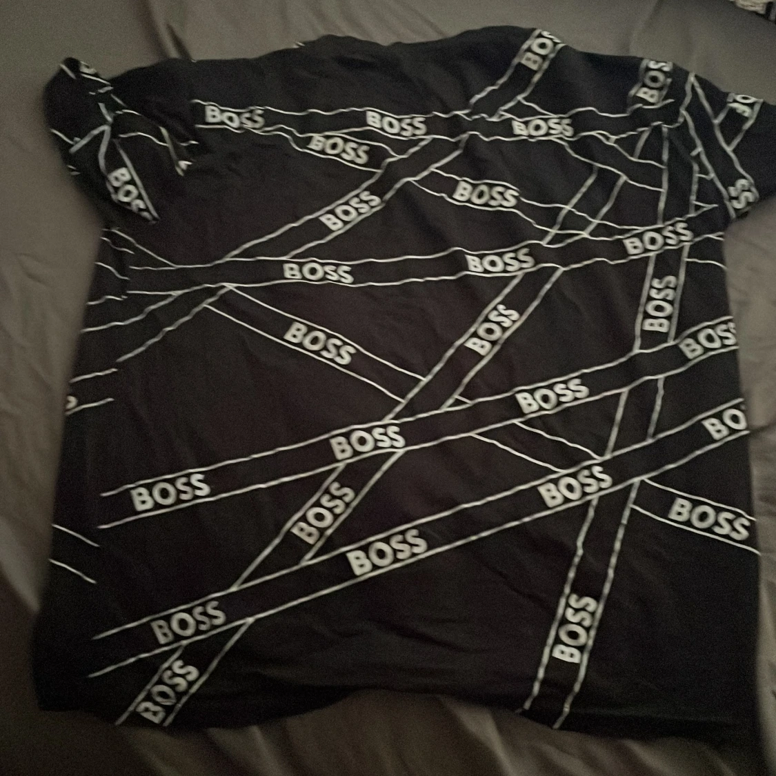 Svart BOSS t-shirt med logomönster - 1
