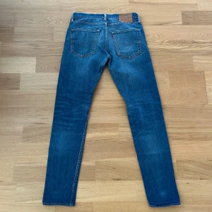 Levis jeans  - Ett par jeans i absolut topp skick och som dessutom har en extremt snygg tvätt. Nypriset på dessa jeans ligger på runt 1000kr. Längden på byxorna är 106cm och midjan 41cm jämför gärna med ett par egna och sen är det fritt fram att använda ”köp nu”.