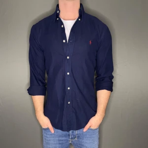 Ralph lauren skjorta - Hej säljer nu min fina Ralph lauren skjorta i storlek S. Den är i nyskick och kommer vara otroligt snygg på sommaren. Nypris cirka 1600kr! Vi kommer att sälja liknande produkter nu i sommar så glöm inte följa profilen!🌊🍾