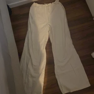 Vida beige byxor från SHEIN - Säljer ett par ljusbeige vida byxor från SHEIN i storlek 11-12 år. Byxorna har resår i midjan för extra komfort och är tillverkade i ett mjukt material som känns skönt mot huden. Perfekta för en chill och avslappnad stil.