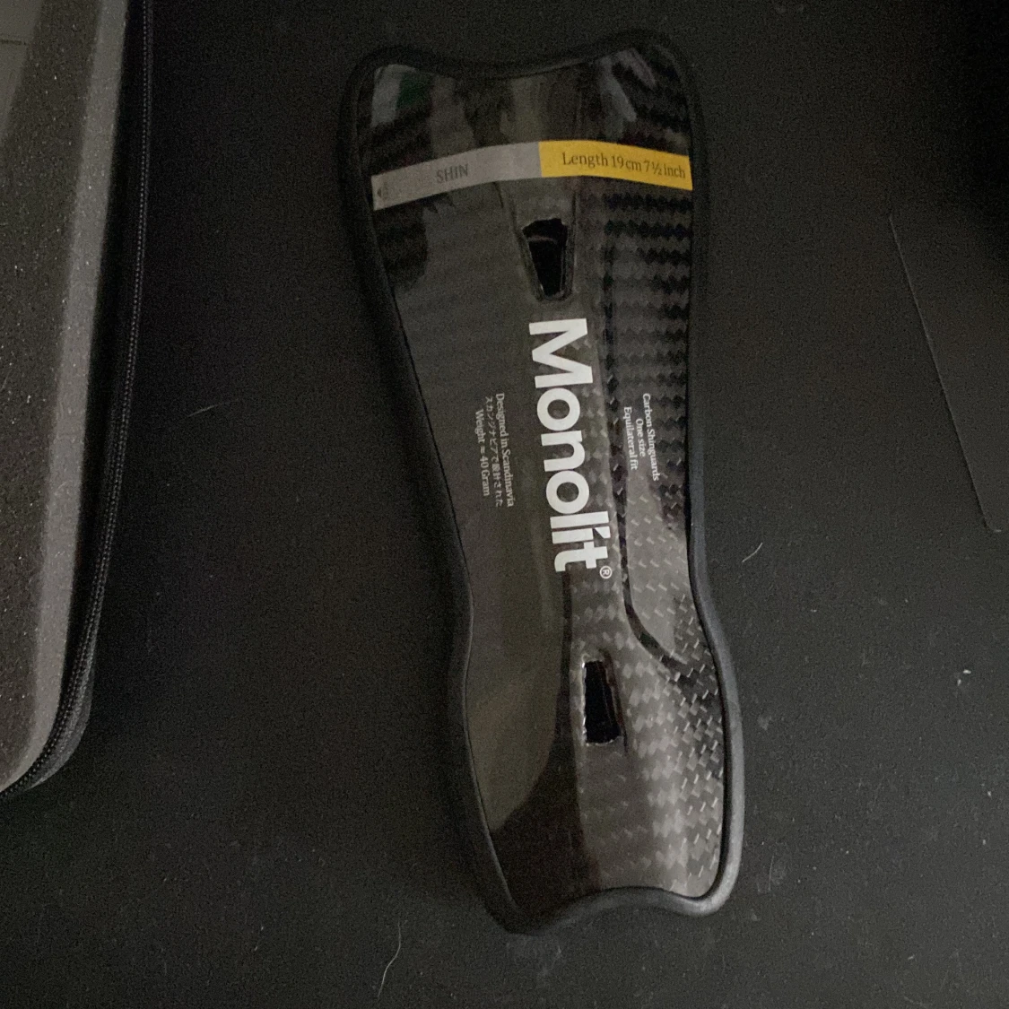 Monolit benskydd i kolfiber - 1