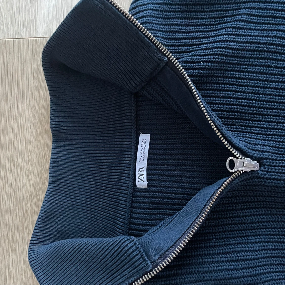 Marinblå stickad half zip från Zara - 2