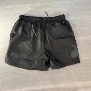 Our legacy x Satisfy shorts - Shorts från Our Legacy Workshop x Satisfy. Väldigt ovanliga. Size small. Aldrig använda 