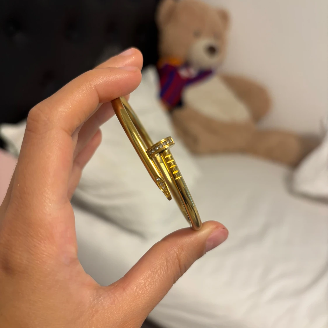 Guldfärgat armband med spikdesign - 1