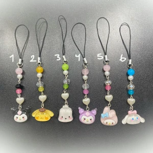 Sanrio phonecharms  - 100% handgjorda av mig ! TRYCK EJ PÅ KÖP NU DIREKT, utan kontakta mig först och säg vilken / vilka du vill ha💞 2&3&5 är sålda, men jag kan göra nya ifall du är intresserad 🫶🏻  PRISET ÄR FÖR ENDAST EN !