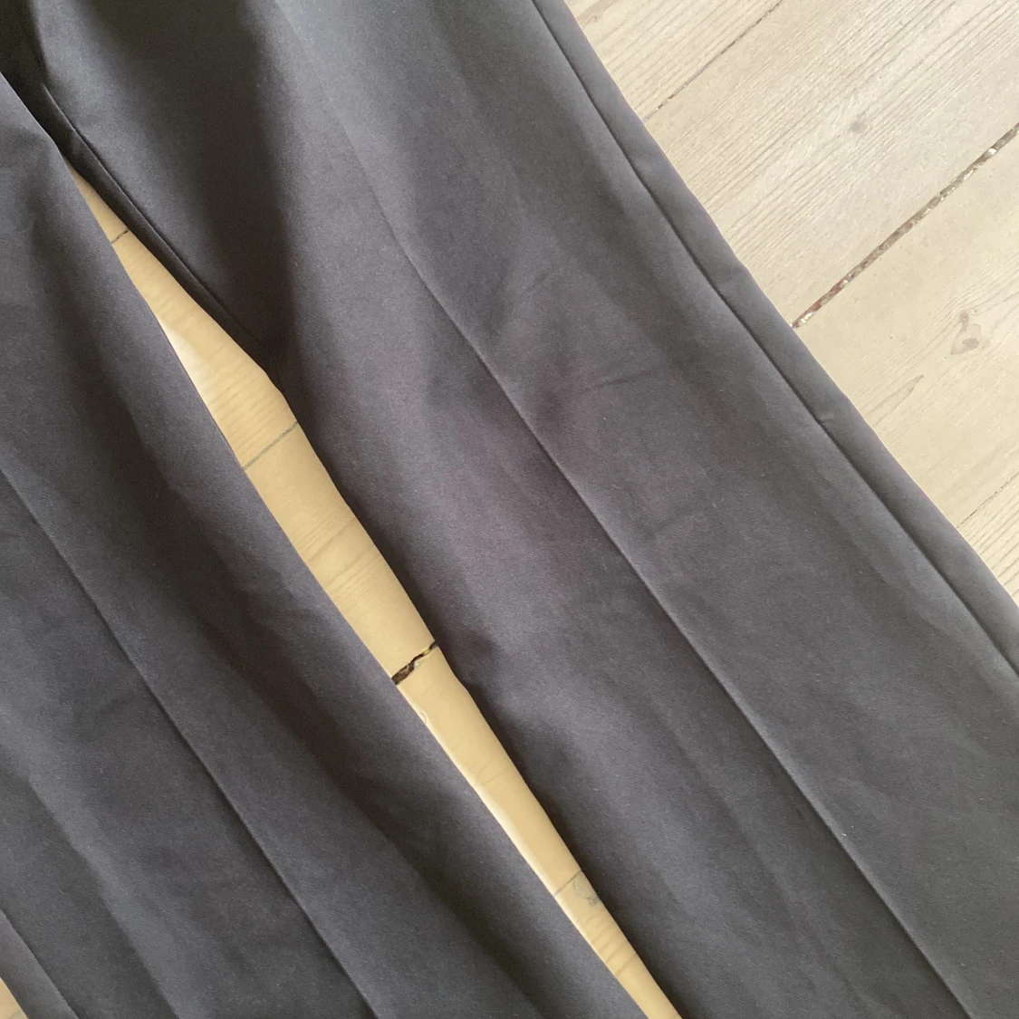 Svarta bootcut kostymbyxor BikBok - 1