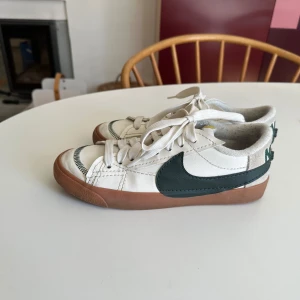 Nike Blazer Jumbo 42 - Fina Nike Blazer Jumbo 42 i fint skick. Använda ett fåtal gånger.  Finns att hämta i Stockholm eller Skickas