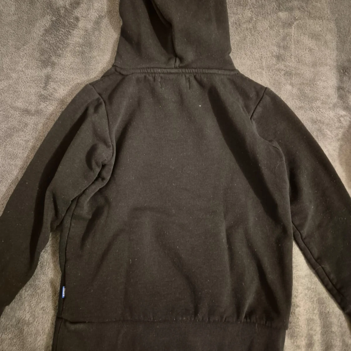 Svart hoodie från Jack & Jones - 1