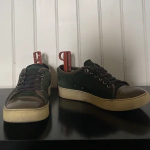 Gröna Lanvin skor - Säljer nu mina gröna Lanvins skorna har använts ett tag men är väl omhändertagna och fortfarande i bra skick. Riktigt stilrena och bekväma perfekta för dig som vill ha ett par feta skor men inte vill betala fullt pris. Säljer dem nu eftersom jag nyligen köpt ett nytt par, så passar på att släppa dessa billigt för en snabb affär. Först till kvarn! Skriv för fler bilder eller andra frågor. Priset går att diskutera.