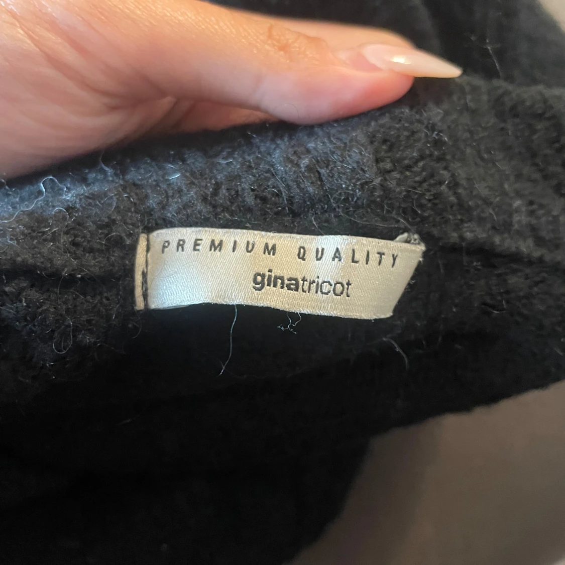 Svart stickad tröja från Gina Tricot - 1