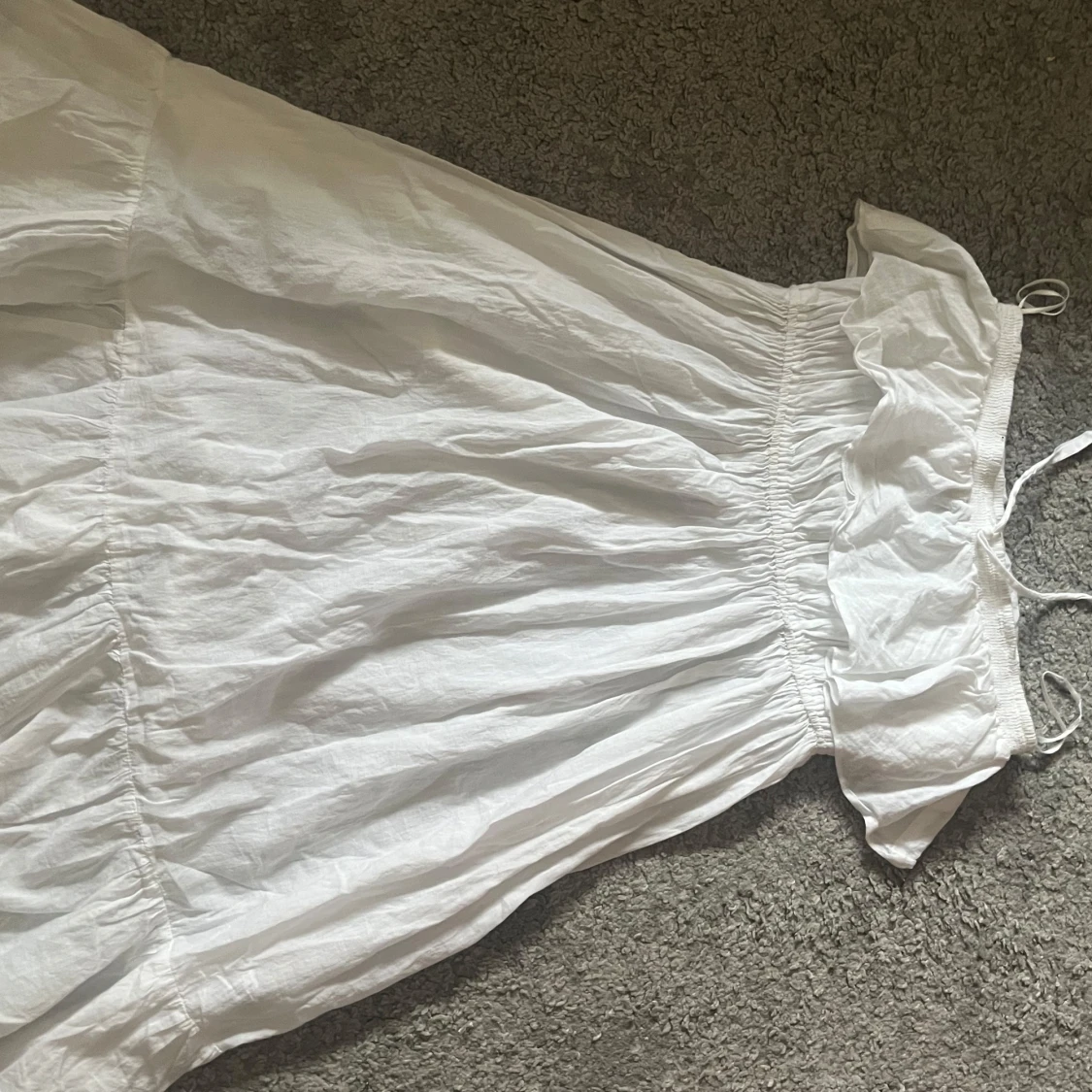 Vit somrig långklänning med volang