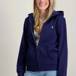 Marinblå hoodie från Ralph Lauren - Snygg marinblå hoodie från Ralph Lauren med dragkedja och huva. Jätte snygg och säljs bara pågrund av för stor storlek. Är i 18-20 i storlek och är i XL i ungdomsstorlek 