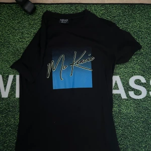 Svart t-shirt från McKenzie med tryck - Helt oanvänd, perfekt skick
