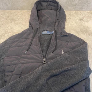 Ralph Lauren Cardigan - Ralph Lauren Cardigan | Storlek: XS | Skick: 7/10 Tappat lite färg ( Se bild 4 ) | Nypris: Ca 2600kr | Pris: 1099kr | Hör av er vid mer frågor | Mvh Leon