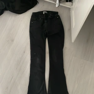 Svarta bootcut jeans 157 Skippy Flare - Strl 150-160 funkar till båda vet konstigt men är själv 160