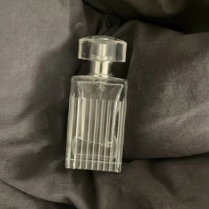 Chloé Eau de Parfum 30ml - Säljer en elegant Chloé Eau de Parfum i 30ml flaska. Flaskan är genomskinlig med räfflad design och har ett stilrent, transparent lock. Klassisk och feminin doft i en lyxig glasflaska, tetstad några gånger men är nästan full🌸