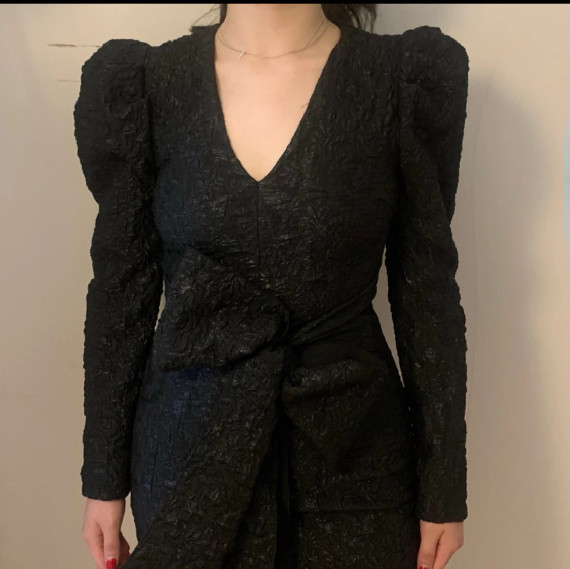 Svart kort klänning med puffärm och rosett