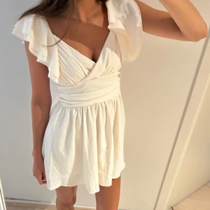 Vit klänning  - Jättefin klänning, obs defekt på sista bilden!!💗💗