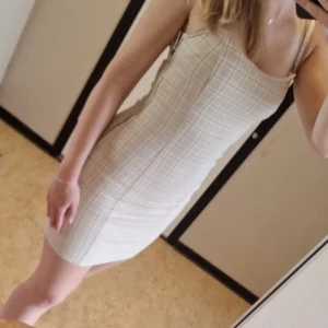 Krämvit kort klänning - Suoersöt tight klänning med krämvit rutmönster, av bomull 