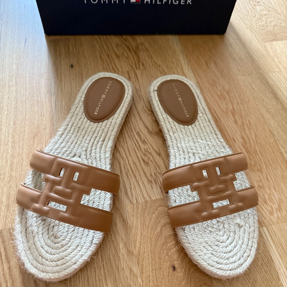 Beige sandaler från Tommy Hilfiger