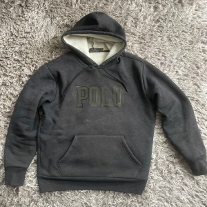 Svart hoodie från Polo Ralph Lauren - Mörkgrå hoodie från Polo Ralph Lauren. Bra skick, strl s
