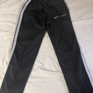 Palm angels byxor - Väldigt fina men lite slitna på texten som man kan se på bilden men inget annat än det så är den perfekt
