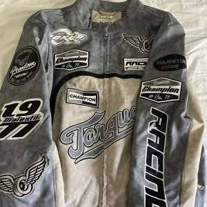 Racing jacka - Racing jacka från majestik. Aldrig använd bara testad. Ny pris ca 3500kr. Storlek XL men passar L också. Hör av er vid frågor! Mvh Charlie