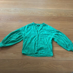 Grön blus från Maje - Blusen har en varmare grön färg än vad bilden visar. Använd 5 ggr.