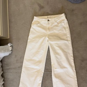 Vita jeans  - Snygga vita culottebyxor från Cubus i rak och lite vidare modell. Byxorna har klassisk femficksdesign, knapp och dragkedja framtill. Perfekta till sommaren och lätta att matcha med allt. Jeansen är korta i modellen så för mig som är 155 så är de lite korta. Materialet är mjukt och känns bekvämt hela dagen.