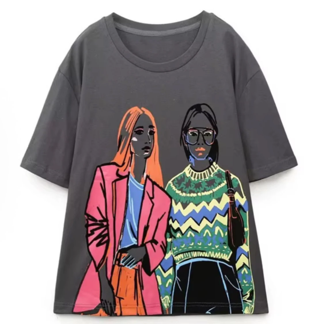 Grå t-shirt med färggrafiskt tryck Zara