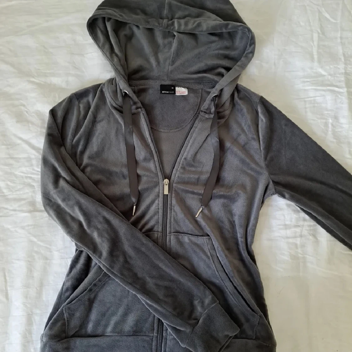 Mörkgrå hoodie med dragkedja