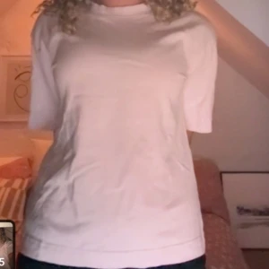 Ljusrosa t-shirt från gina tricot - Ljusrosa basic t-shirt från gina tricot, använt fåtal gånger, storlek S. Skriv vis fler frågor