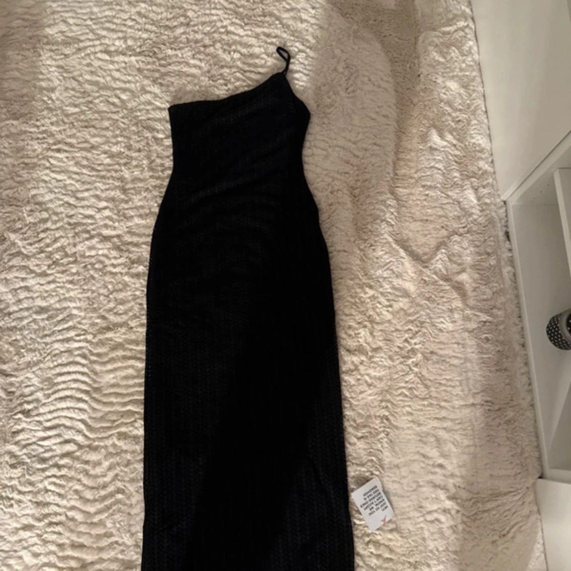 Svart glittrig one shoulder långklänning - 2