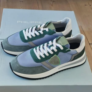 Philippe Model Sneakers – Storlek 42 – Helt Nya - Säljer ett par snygga och exklusiva sneakers från Philippe Model Paris. Skorna är helt nya och aldrig använda, kommer i originalkartong. Kan gå ner i pris vid snabb affär.