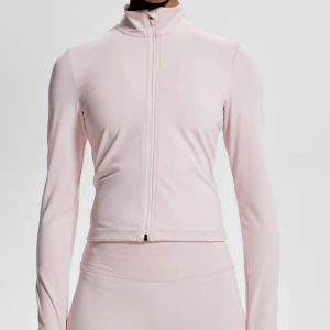 Ljusrosa träningsjacka H&M Move - Rosa träningsjacka från H&M move. Storlek S. Aldrig använd. Säljer pga för stor. 