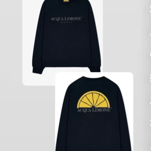 Mörkblå Acqua Limone sweatshirt XS - Säljer min mörkblå sweatshirt från Acqua Limone i storlek XS. Den är använd fåtal gånger och har inga tecken på använding som slitage eller liknande. Den är enkel att både klä upp och ner, och passar till det mesta🩷