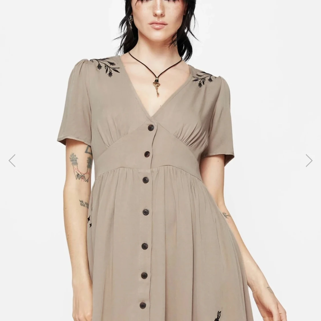 Beige broderad kortklänning med knappar - 1