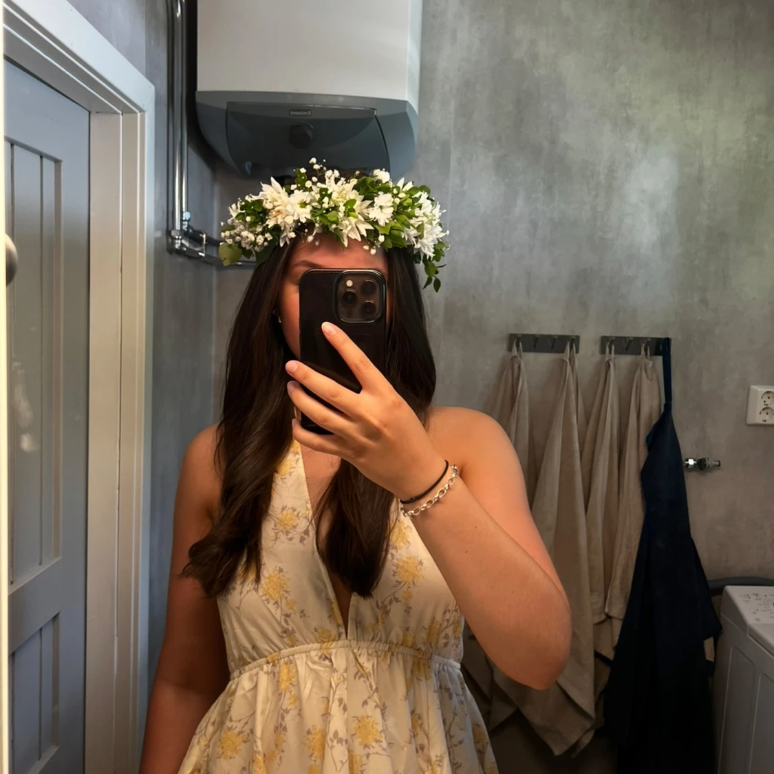 Blommig långklänning med knyt i ryggen - 2