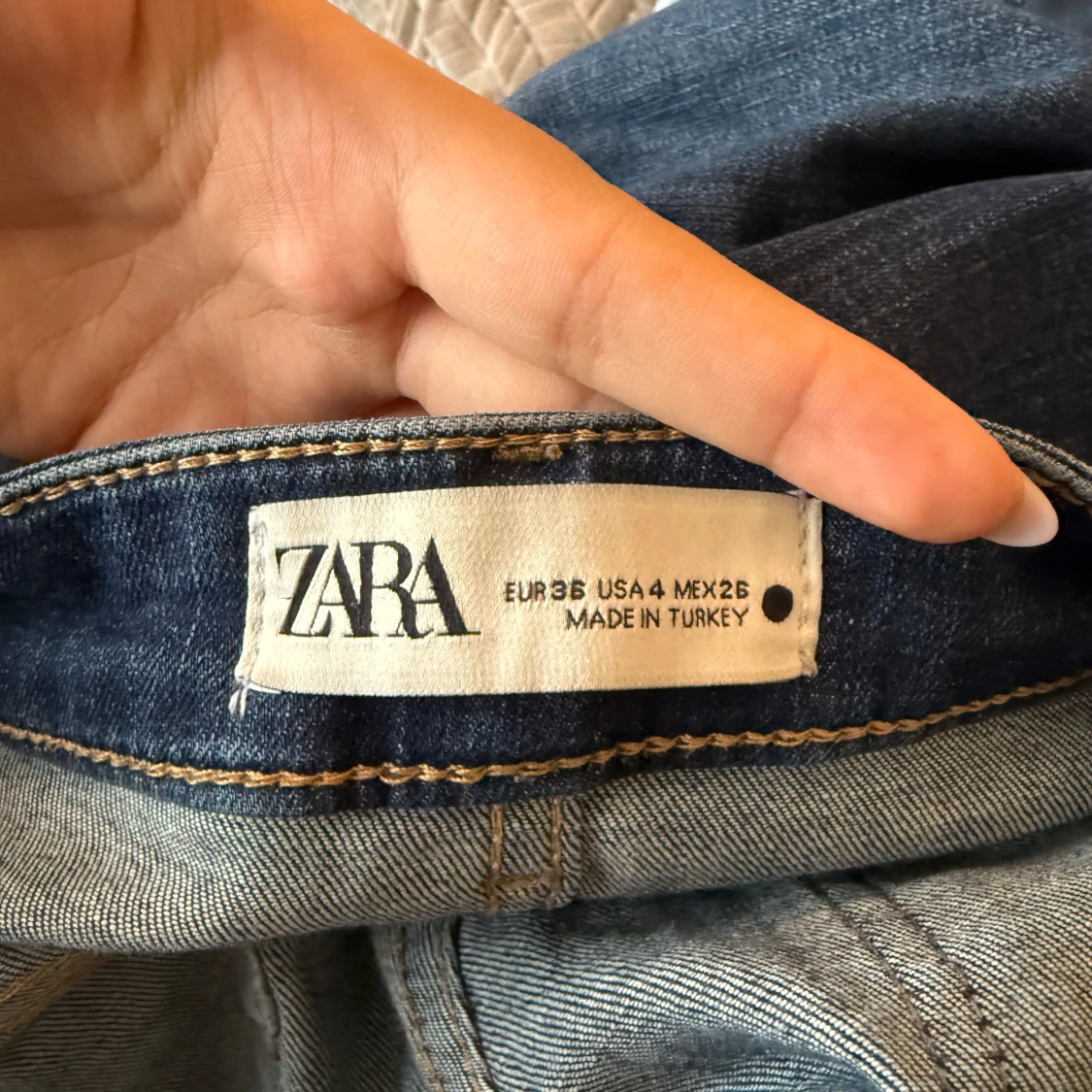 Mörkblå bootcut jeans från Zara, storlek 36 - 1