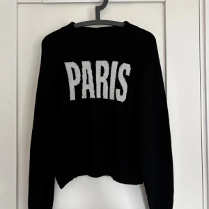 Svart stickad tröja PARIS Anna Field - Svart stickad tröja med text framtill. Står ingen storlek men skulle säga S. Fint skick!💕💕💕