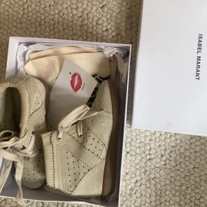 Isabel Marant Bobby modell beige  - Snygga beige sneakers från Isabel Marant i mjuk mocka med perforerade detaljer och snörning 🩷 köpte det secondhand helt nya för 3000kr och har använd dem max 3 gånger därav det inte faller mig i smaken 🩷det har slitits lite längst fram på dem men inget man tänker mycket på 🩷🩷 box och påsar kommer med 🩷🩷Kontakta om du har frågor 🩷 