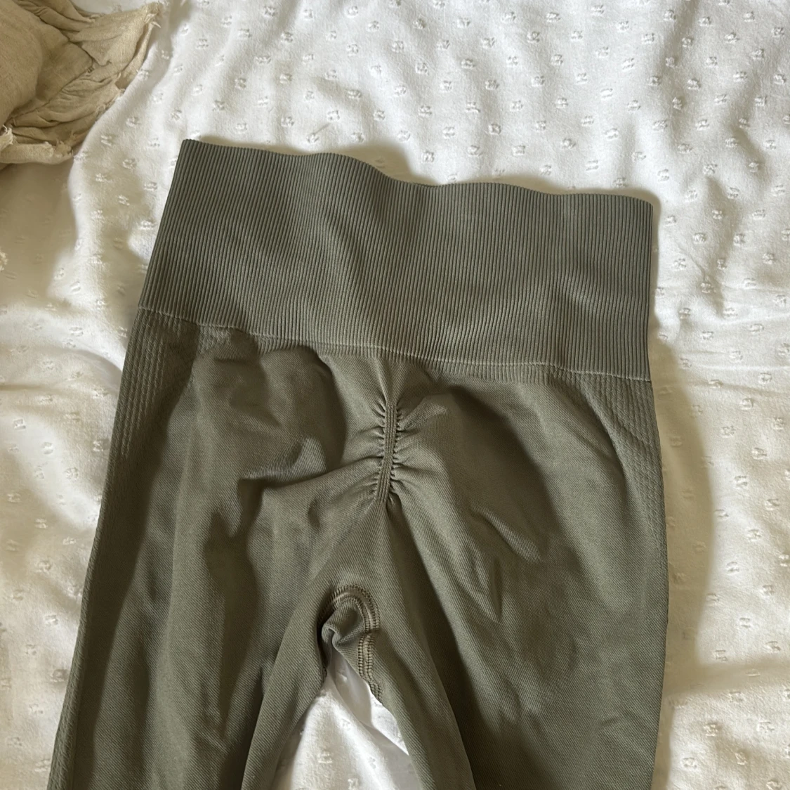 Olivgröna seamless leggings från Hanna Öbergs märke - 1