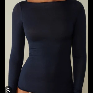 Mörkblå långärmad topp - Säljer min intimissimi tröja nästan helt oanvänd super fint skick! Skriv gör frågor!💞