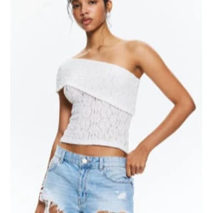 Vit oneshoulder topp  - Säljer en vit oneshoulder topp, helt oanvänd med lapparna kvar 🥰