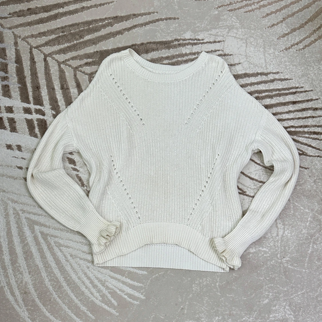 Vit stickad tröja med volangärmar - 1