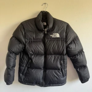 Svart pufferjacka från The North Face - Säljer en svart pufferjacka från The North Face i storlek L för barn men passar mig som har xs/s i jackor. Den är i gott skick. 
