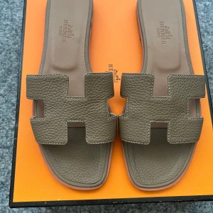 Beiga sandaler strl 37 - Storlek 37, sparsamt använda , kartong medföljer 